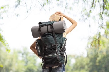 Parkta sırt çantalı bir turistin arka plan fotoğrafı.