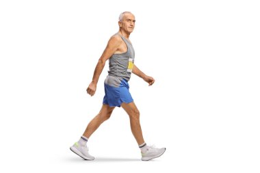 Beyaz arka planda tek başına yürüyen yaşlı bir erkek maraton koşucusunun profili