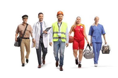 Farklı mesleklere sahip bir grup insan beyaz arka planda tek başına yürüyor.