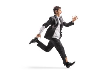 Yırtık elbiseli korkmuş bir adam panik içinde beyaz bir grupta saklanıyor.