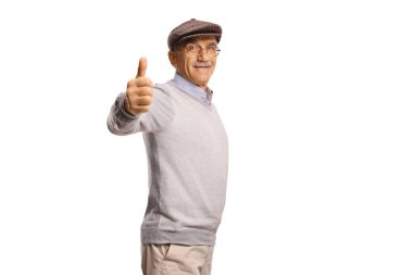 Gülümseyen son sınıf öğrencisi gözlüklü, şapkalı ve işaret parmaklı beyaz arka planda izole.