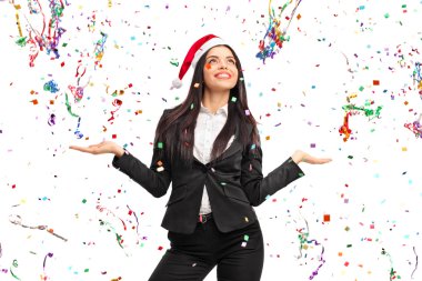 Noel Baba şapkası ile genç iş kadını