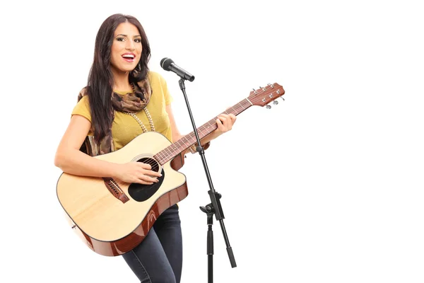 Firmante femenina tocando la guitarra acústica — Foto de Stock