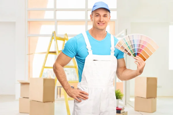 Ζωγράφος σπίτι κρατώντας ένα δείγμα χρώματος — Φωτογραφία Αρχείου