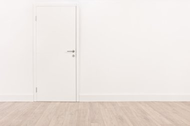 Beyaz kapı ve parke zemin
