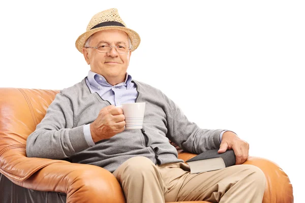 Старший мужчина пьет кофе — стоковое фото