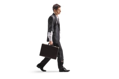 Yırtık takım elbiseli üzgün bir işadamı evrak çantası taşıyor ve beyaz arka planda yürüyor.
