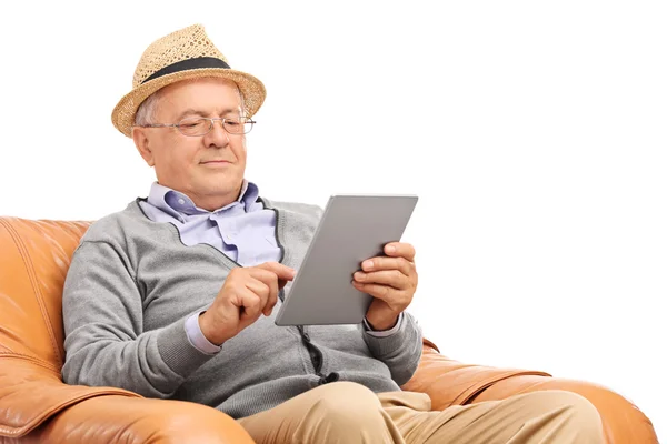 Seniorchef arbeitet an einem Tablet — Stockfoto