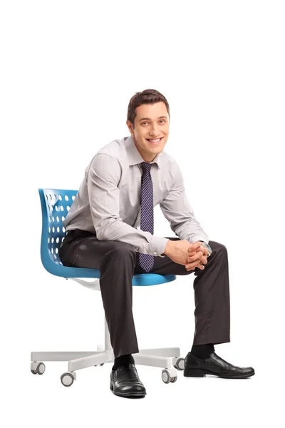 Χαρούμενη επιχειρηματία που κάθεται σε μια καρέκλα μπλε — Φωτογραφία Αρχείου