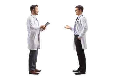 İki erkek doktor beyaz arka planda izole edilmiş bir şekilde sohbet ediyorlar.