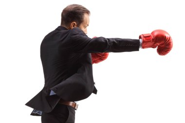 Beyaz arka planda izole edilmiş boks eldivenleriyle vuruşan işadamı