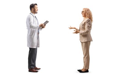 Yetişkin bir kadın hasta beyaz arka planda izole edilmiş bir erkek doktorla konuşuyor.