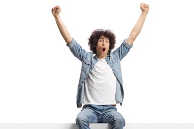 Adam tezahürat yapıyor ve beyaz arka planda izole edilmiş bir panelde oturuyor.