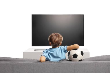 Arka planda kanepede futbol oynayan bir çocuğun TV 'de maç izlediği görüntüler.