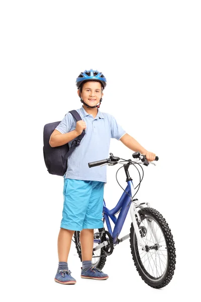 Kleiner Schüler neben seinem Fahrrad — Stockfoto