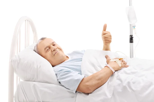 Seniorin liegt im Krankenhausbett — Stockfoto