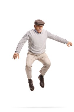 Beyaz arka planda izole edilmiş yaşlı bir adam havaya atlıyor.