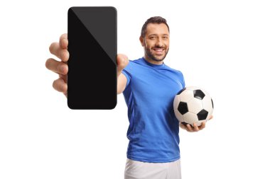 Top tutan futbolcu beyaz arka planda izole edilmiş akıllı telefonu gösteriyor