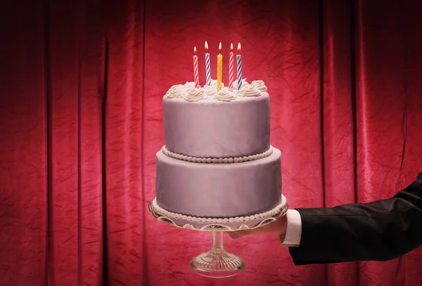 Male hand holding a birthday cake — Stock fotografie