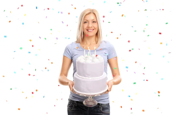 Joyeuse femme tenant un gâteau d'anniversaire — Photo