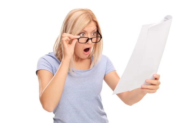 Mujer sorprendida mirando las facturas — Foto de Stock