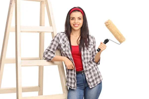 Frau hält Farbroller in der Hand — Stockfoto