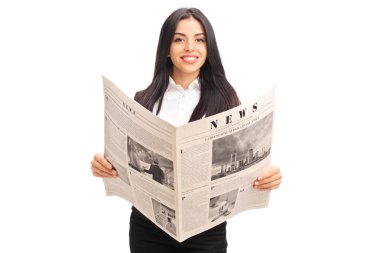 Elinde gazete tutan genç bir iş kadını