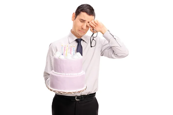 Homem triste segurando um bolo de aniversário — Fotografia de Stock
