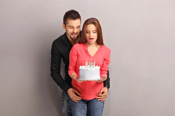 Chica sosteniendo un pastel con su novio — Foto de Stock