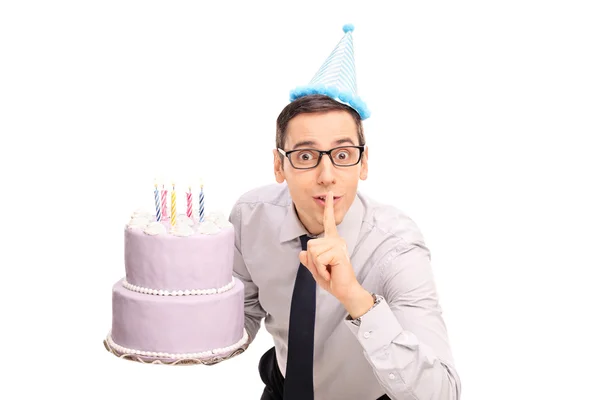 Joven sosteniendo un pastel de cumpleaños —  Fotos de Stock
