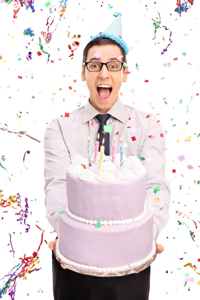 Radosny człowiek trzyma tort urodzinowy — Zdjęcie stockowe