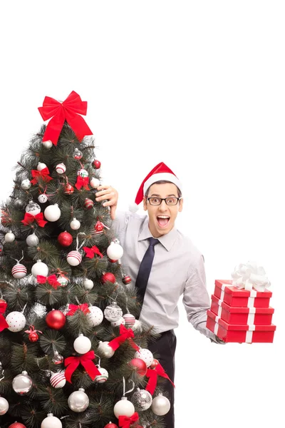 Homem alegre segurando presentes de Natal — Fotografia de Stock