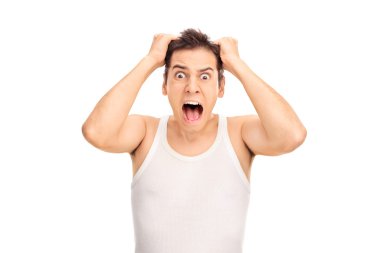 adam bağırıyor ve onun saçını çekme