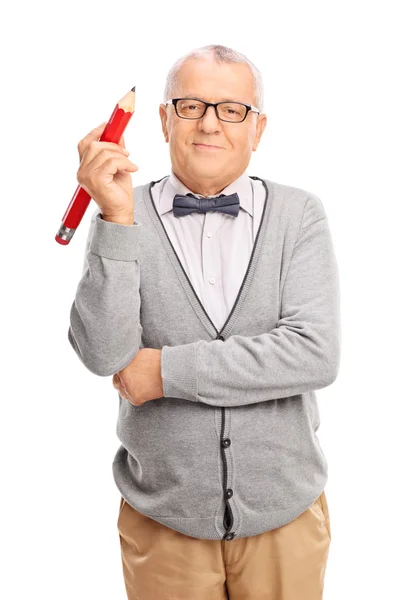Senior gentleman holding a huge pencil — Stock Photo, Image