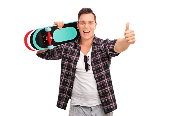 Homem animado carregando um skate — Fotografia de Stock