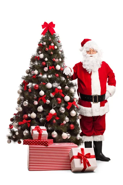 Santa Claus next to a Christmas tree — Stockfoto