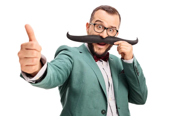 Homem com bigode falso dando um polegar para cima — Fotografia de Stock