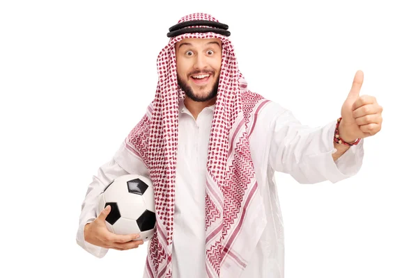 Arabische man met voetbal duim opgevend — Stockfoto