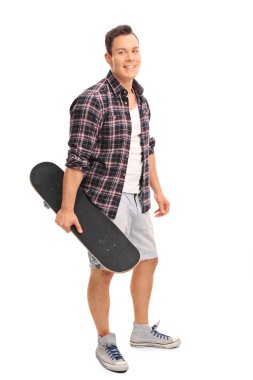 genç adam bir kaykay holding