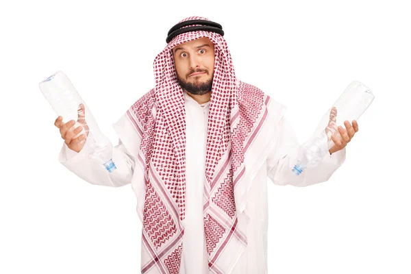 Sorgliga unga manliga arabiska innehar tomma flaskor — Stockfoto