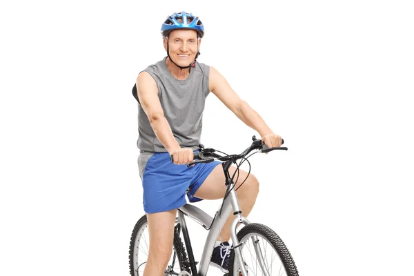 Hombre mayor posando en una bicicleta — Foto de Stock