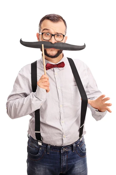 Masculino hipster com um falso bigode — Fotografia de Stock