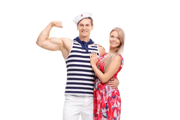 Matroos buigen zijn biceps en poseren met vriendin — Stockfoto