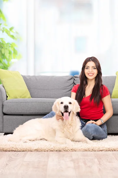 Ung kvinna sitter med sin hund — Stockfoto