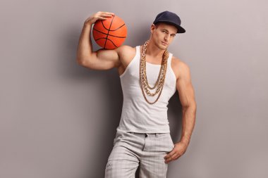 Basket topu tutan genç erkek rapçi