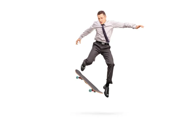 Бизнесмен, выполняющий трюк со скейтбордом — стоковое фото