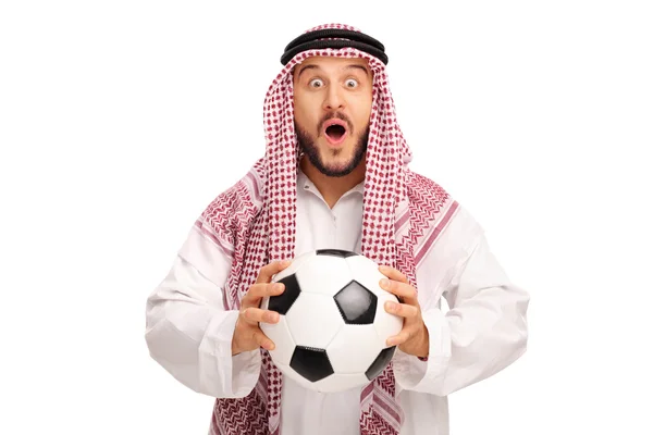 Sorprendido joven árabe sosteniendo un balón de fútbol — Foto de Stock