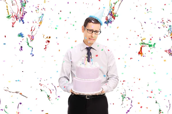 Uomo triste che tiene una torta di compleanno — Foto Stock