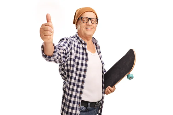 Senior skater giving a thumb up — Stockfoto