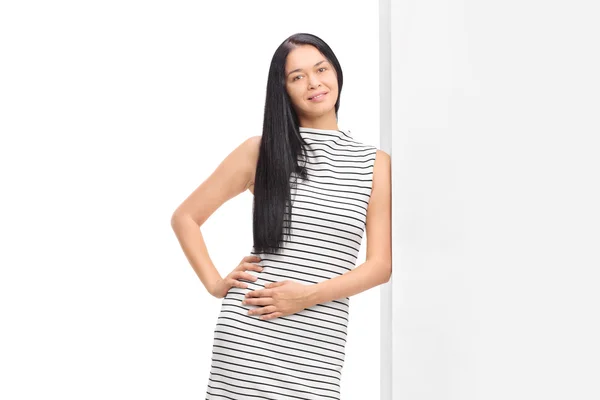 Mulher em um vestido branco com estipes pretos — Fotografia de Stock